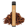Braune Elfbar600 Vape im Geschmack Tabak, welche im Hintergrund mit Tabak Blättern dargestellt wird