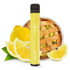 Gelbe Elfbar600 Vape im Geschmack Zitronenkuchen, welche im Hintergrund mit einem Kuchen und Zitronenscheiben dargestellt wird